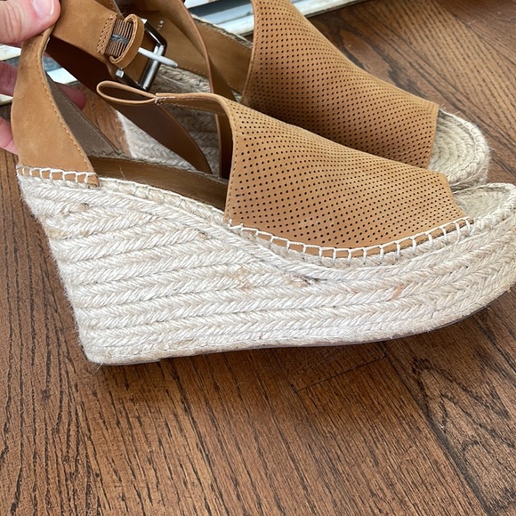 Marc Fisher Mlannie Wedge Sandals Perforated Leather Espadrilles Tan size 10 - Picture 2 of 2